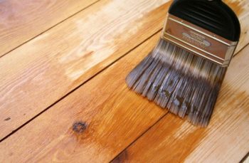 как правильно покрасить деревянный пол